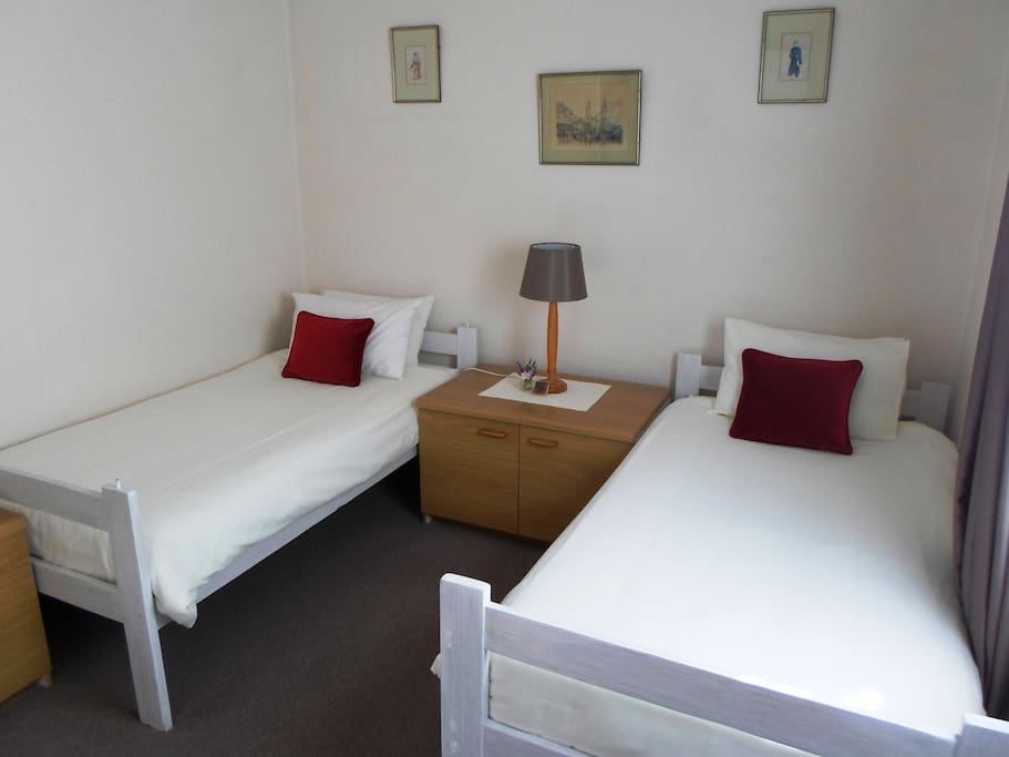 Second bedroom with twin beds