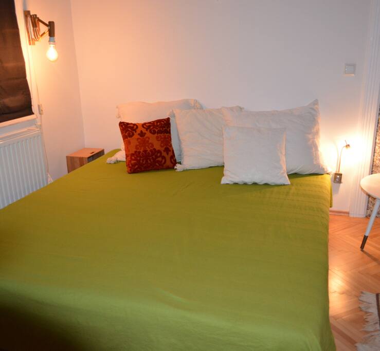 Am Abend ist es in dieser wunderschönen Altbauwohnung besonders gemütlich.