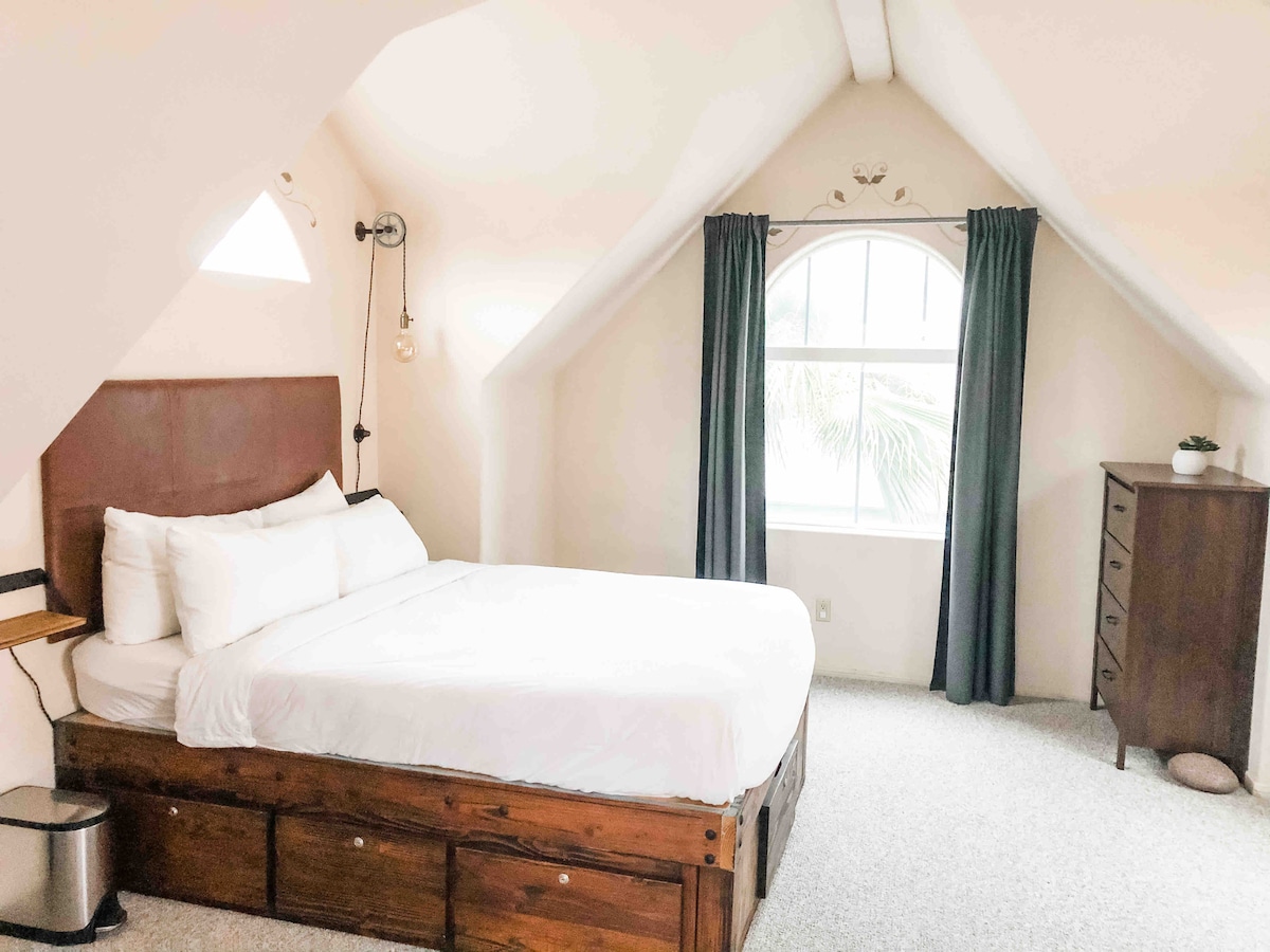 Просторно двойно легло на 3 - ти етаж. 

Къщата разполага с 3 спални, по една на всеки етаж в къщата. Това е спалнята на третия етаж. 