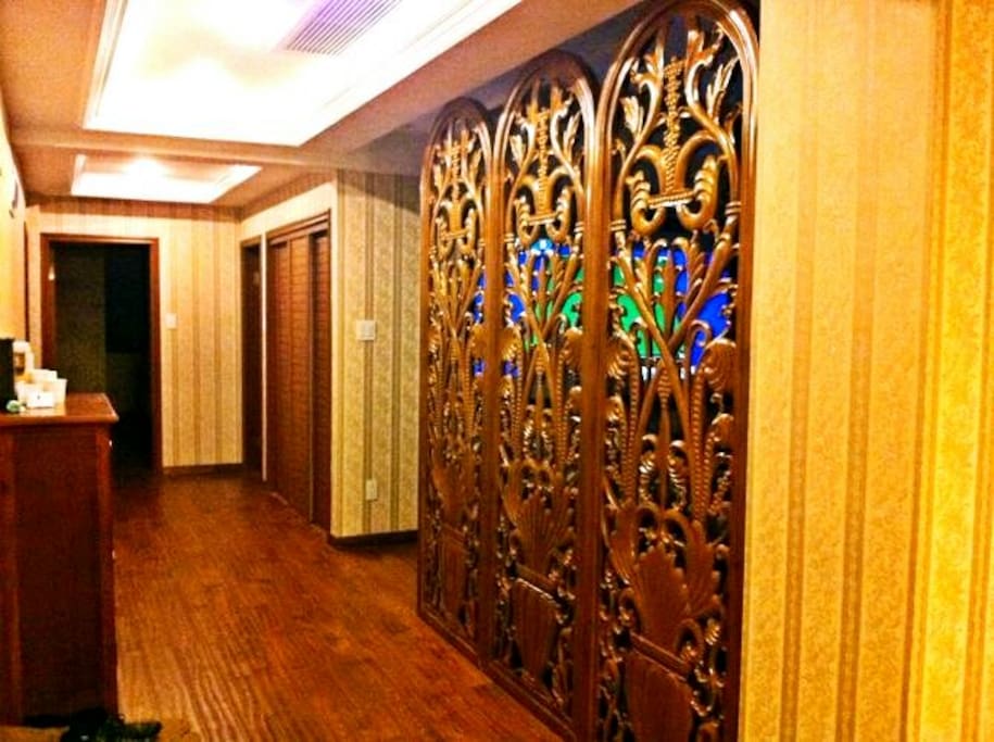 木雕屏风为东阳木雕大师李邵荣作品,中式文化也能完美融入欧式风格