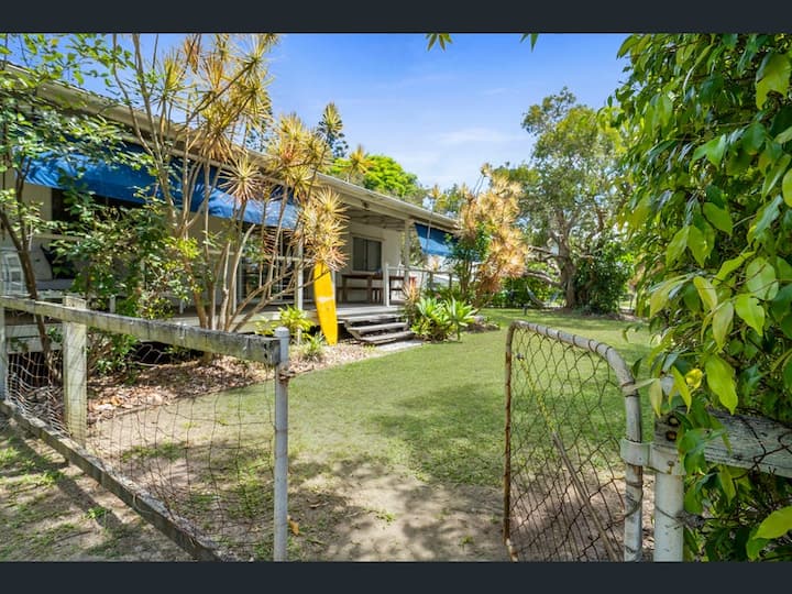 Family-friendly Beach Cottage - Unique 1950's Feel - Sunshine Coast Airport