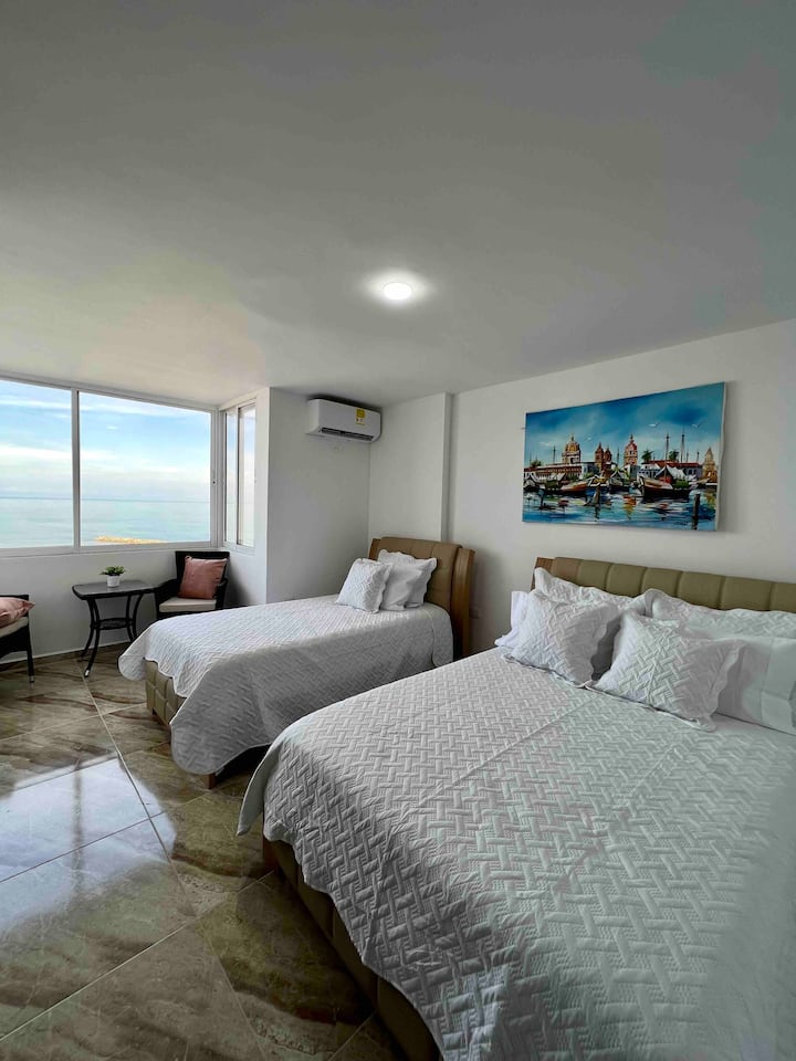 Dormitorio de invitados frente al lado oeste con vistas al Mar Caribe.