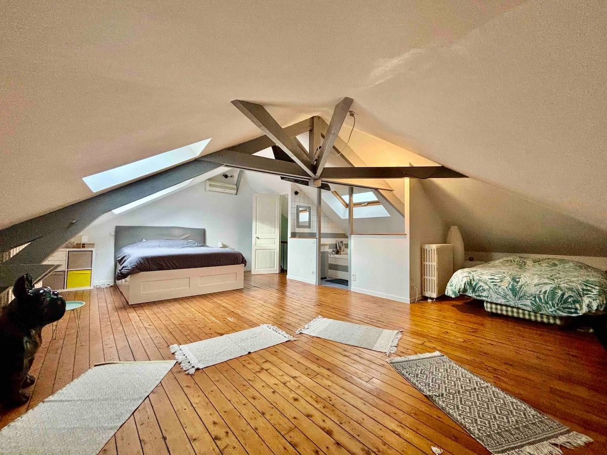 第三间卧室位于2楼，配有开放式卫生间、2米宽双人床、双人床、沙发和卫生间。 