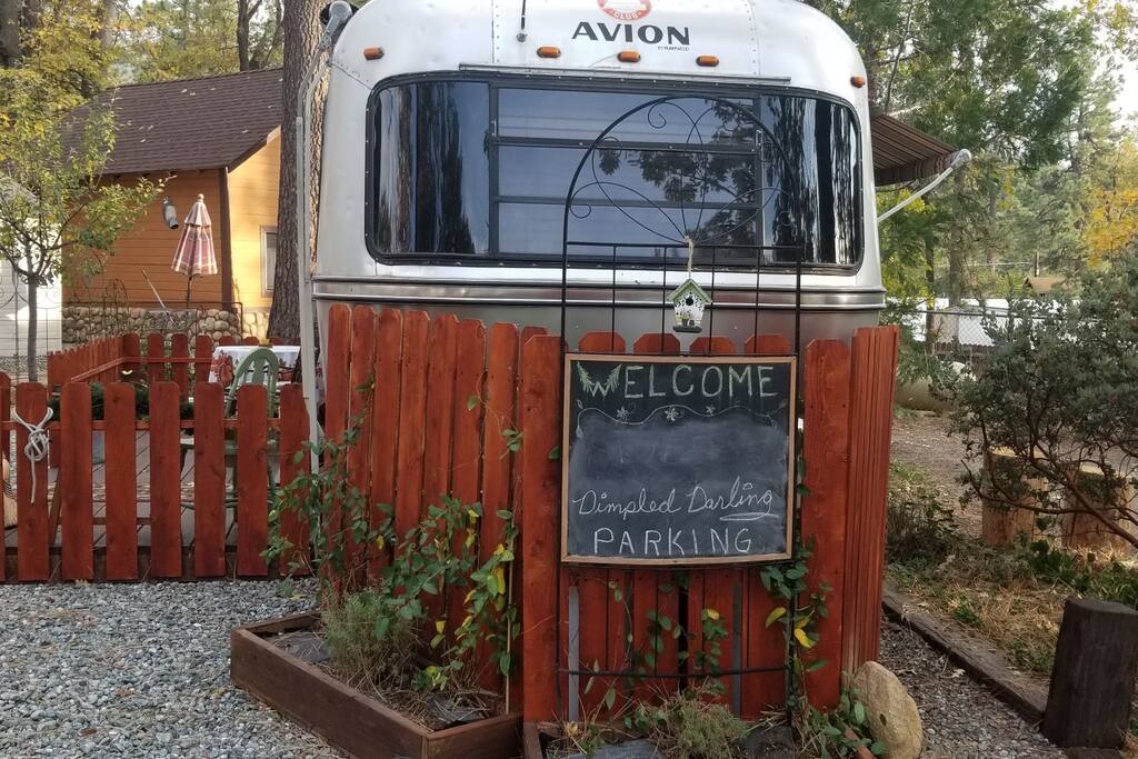 Front parking area and welcome sign