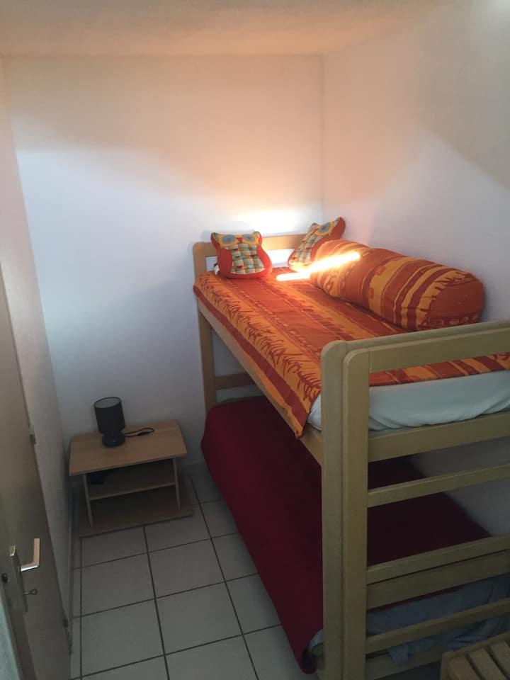 chumba cha kulala cha ghorofani chenye vitanda vya ghorofa