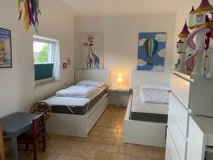 غرفة أطفال بها 3 أسرة