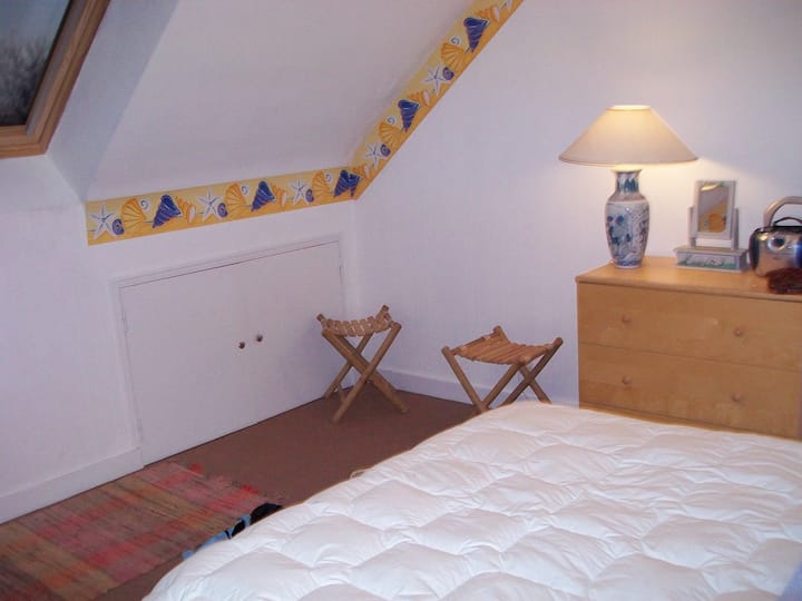 कमरे को नवीनीकृत किया गया है और इसमें बच्चों के लिए 2 अतिरिक्त बेड हैं