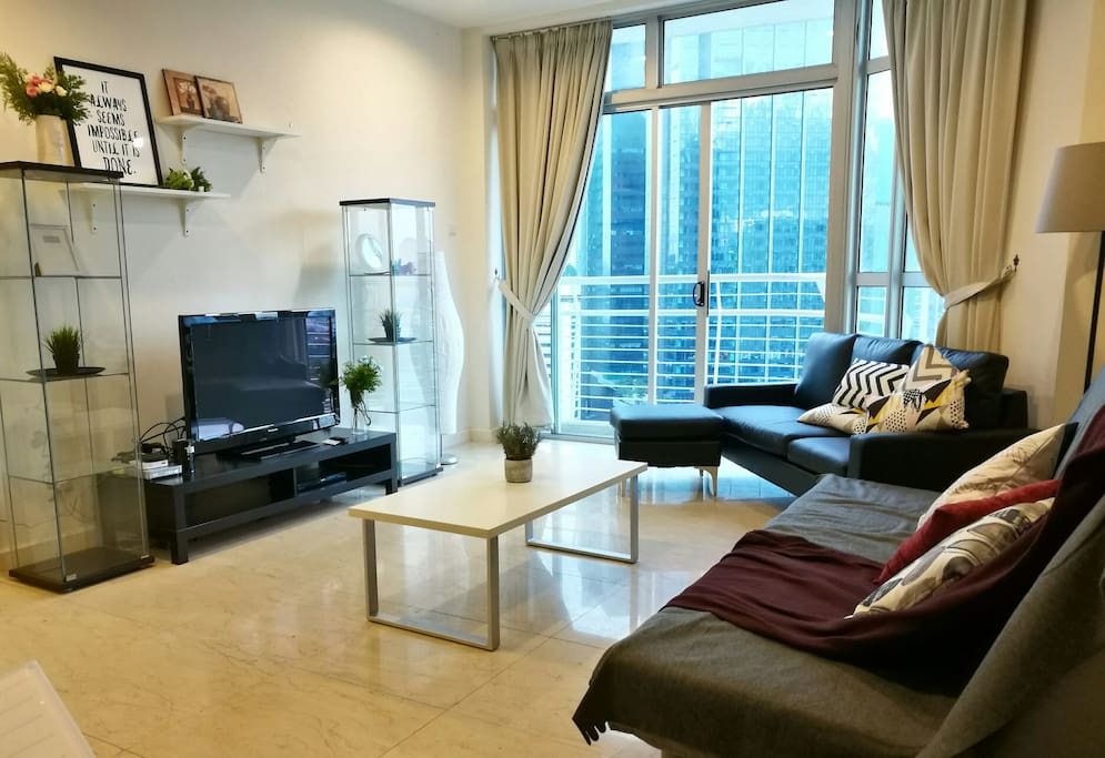 Spacious and Modern Living Room