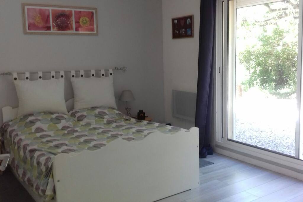 chambre de 20 m2 baie vitrée terrasse