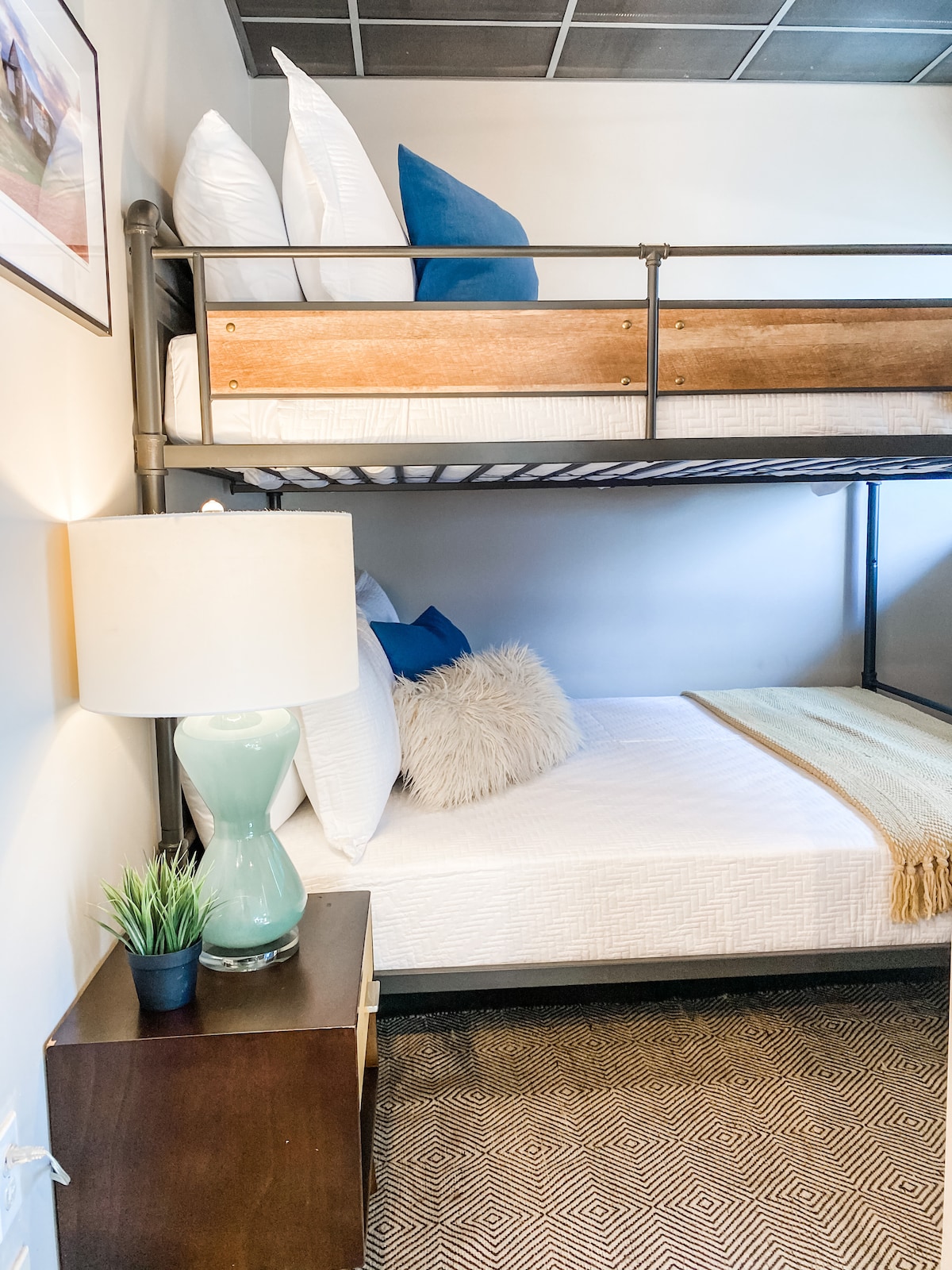 Delightful + Exquisite Loft on 6th Street - Walk Downtown