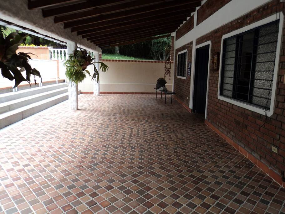 Amplio corredor Frente a la Piscina