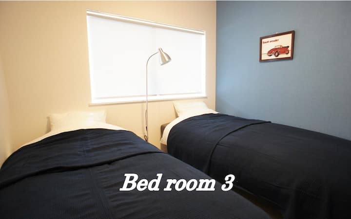 Dhoma e gjumit 3 Ka 2 krevate tek.Ka një stendë palltosh.