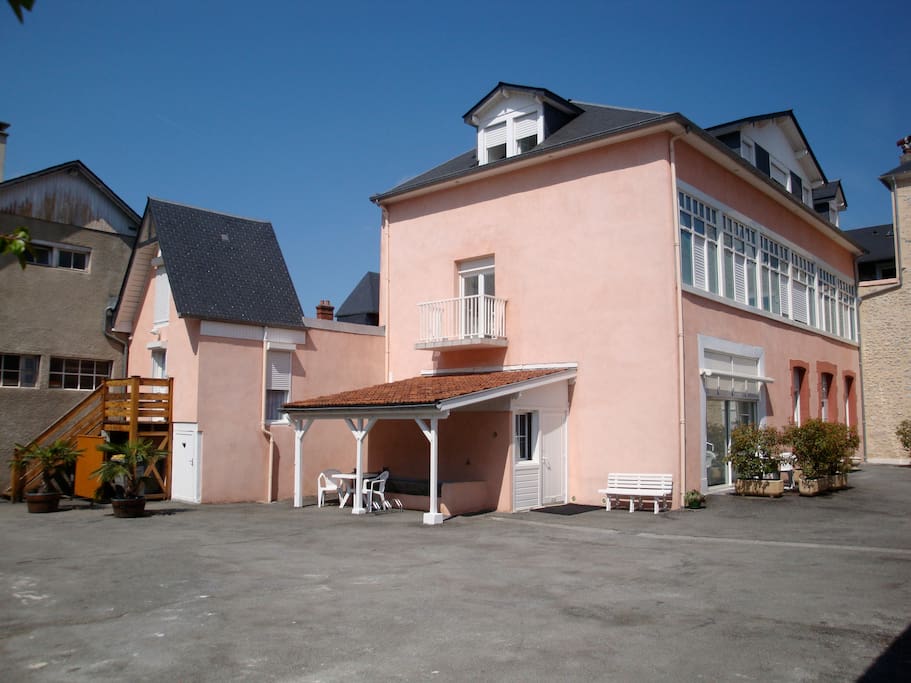 Vue de la cour sur appartement Coquelicot, avec ses espaces repos