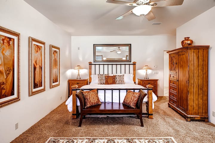 Prva spavaća soba je glavna spavaća soba s bračnim krevetom i kupaonicom u apartmanu