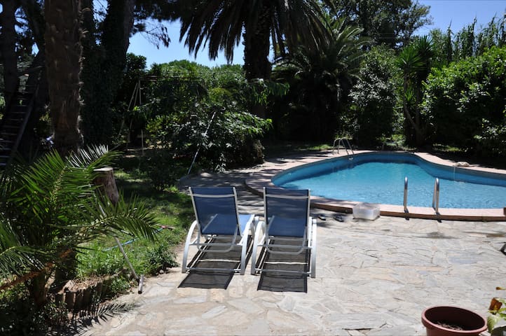 une chambre dans mas avec piscine et parc.