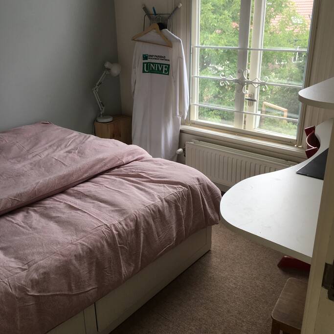 Bedroom top floor next to bathroom, double bed. towels and clean sheets. North side of the house, always cool summertime