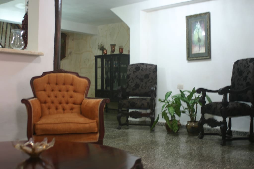 Amplios espacios para los huéspedes y tres habitaciones