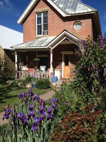 Travel nurse? New job?Downtown comfy private room!