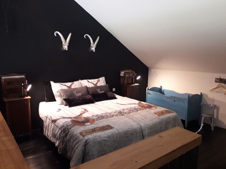Slaapkamer aan de vide met babybed