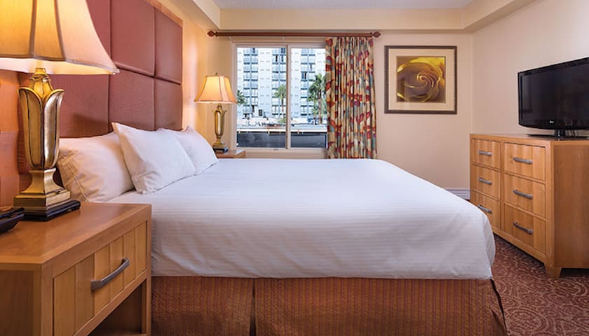 Relaxing 2br, 1.5 blocks to Strip