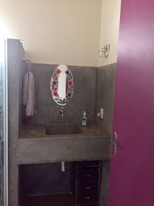 Banheiro de uso exclusivo no corredor