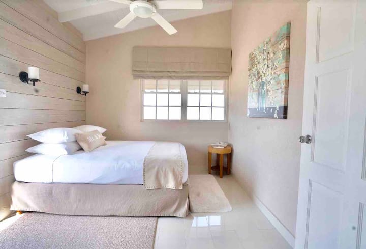 Bedroom with air conditioning, fan cooled, super breezy, sea view and comfy Queen size bed 