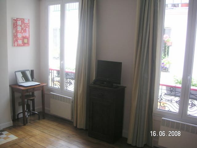 Paris, Montmartre: STUDIO (2 people)