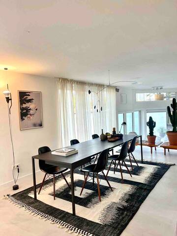 Design sunny houseboat on Amstel river gallery image 3