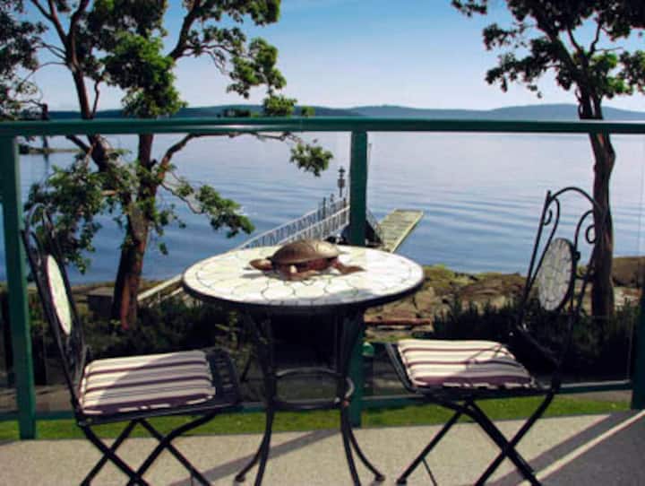romantic ocean front, pool, hottub! Townhouses for Rent in Ladysmith