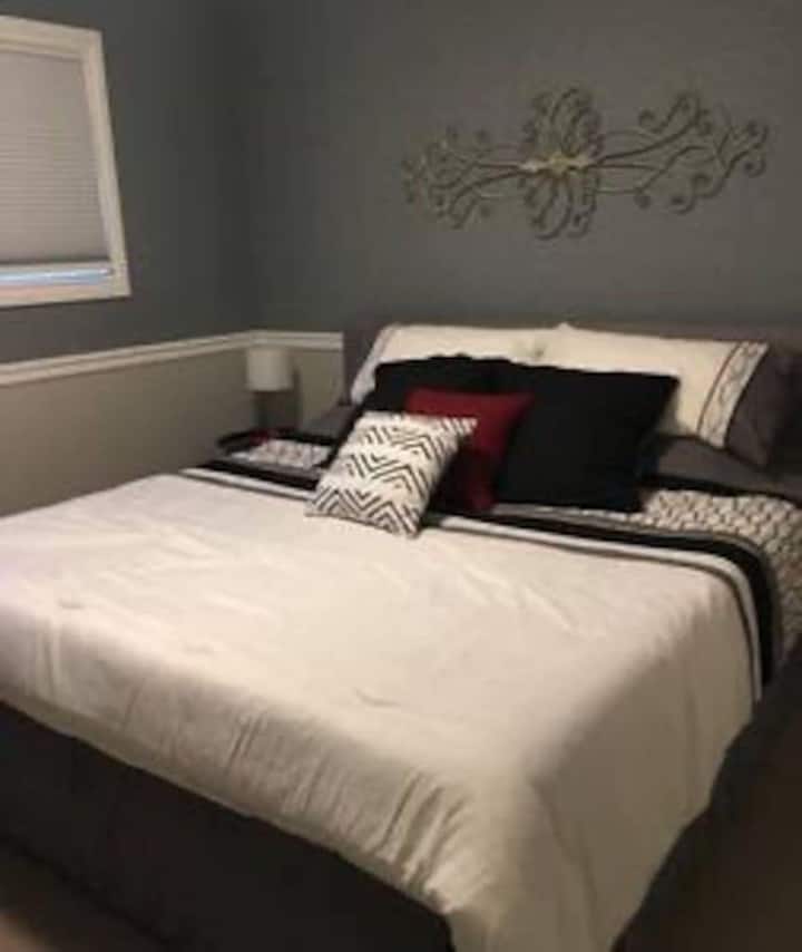 主楼层卧室# 1加大双人床