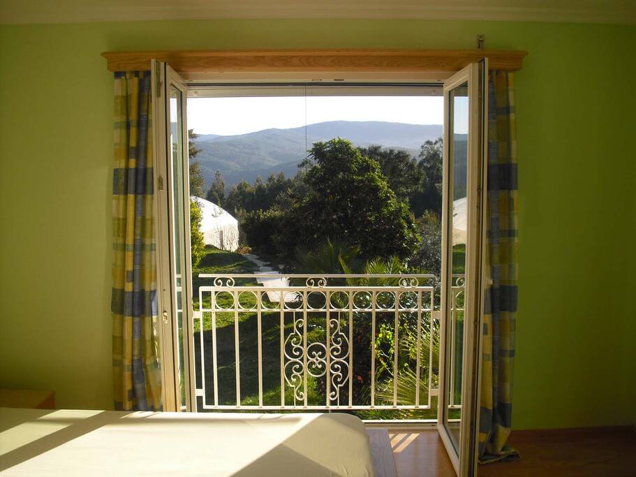 Schlafzimmer sonnig mit Aussicht