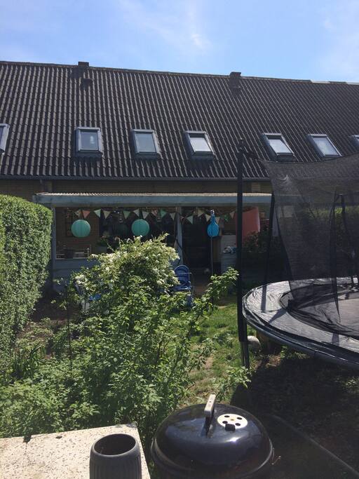 Baghaven med trampolin og grill