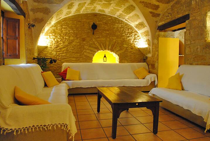 Traditional Catalan home with heated pool 2km lake gallery image 4