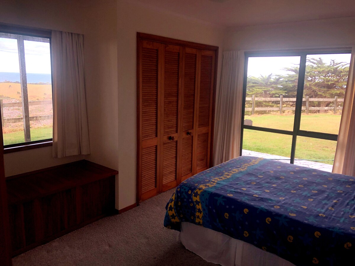 Deuxième chambre avec lit double confortable. Vue imprenable et accès à l'espace extérieur