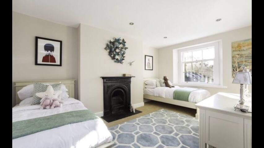 Clontarf Seafront Luxury – Victorian Period House gallery image 2