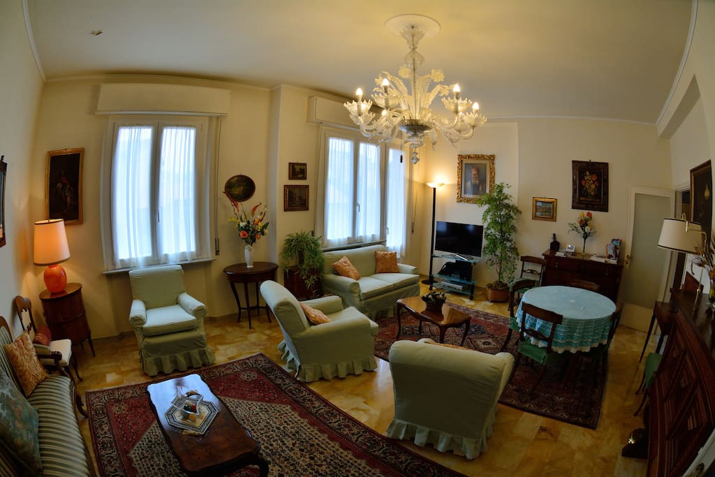 Panoramica soggiorno / Living room: panoramic view / Wohnzimmer: Gesamtansicht