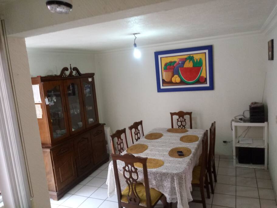 Comedor o para hacer juntad de trabajo.