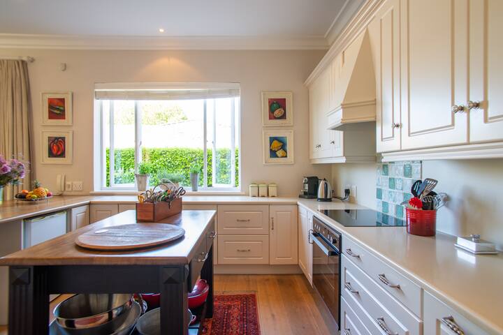 Luxury 4 bedrooms ensuite. Solar/Inverter + pool. gallery image 5