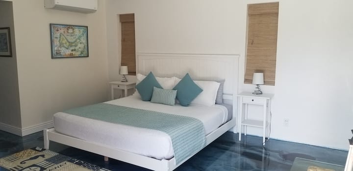 Kral çarpayısı, geniş hamam və geniş ekranlı ağıllı televizoru olan Hovuzkənarı Süita.