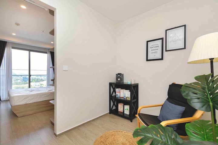 منطقة استرخاء مع كتاب ومكبر صوت بلوتوث.
تحتوي هذه الغرفة الإضافية على مكتب رائع للعمل عن بُعد