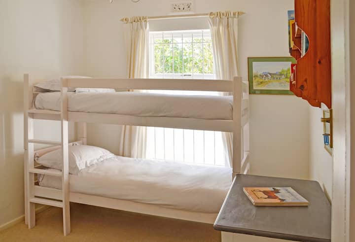 Слатка спална соба на спрат