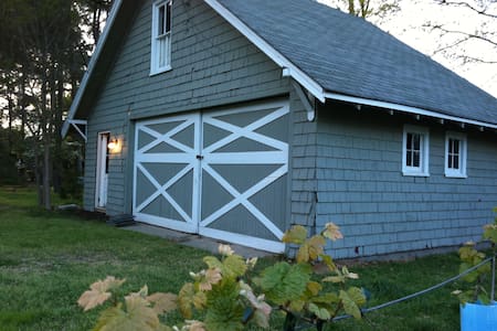 Cozy craftsman barn near the bay!