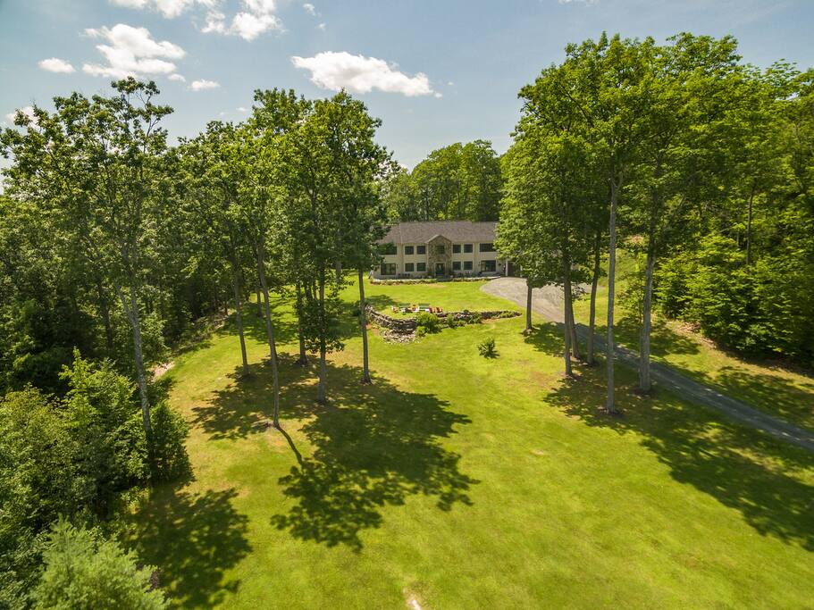 Luxurious Front Lawn for family fun!