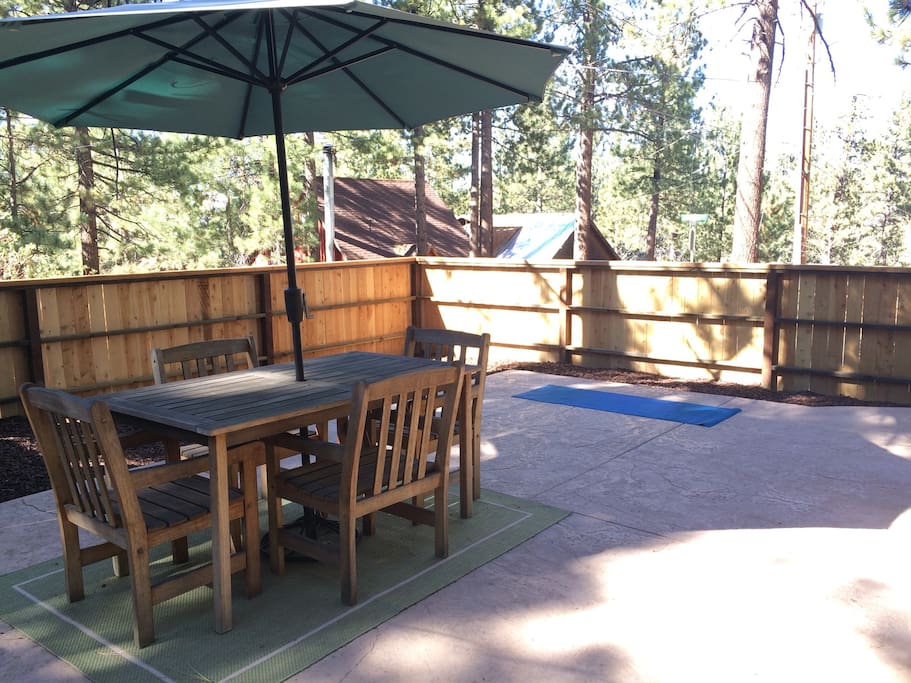 The patio is a great place to relax in the sunshine. Lots of birds and squirrels to watch and lots of rooms for some yoga.