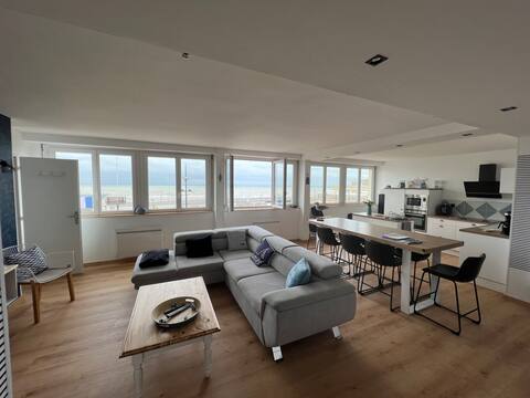 Beachfront apartment "Le Grand Bleu"
