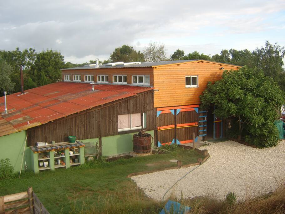 vue est de la maison , avec entree sous le figuier