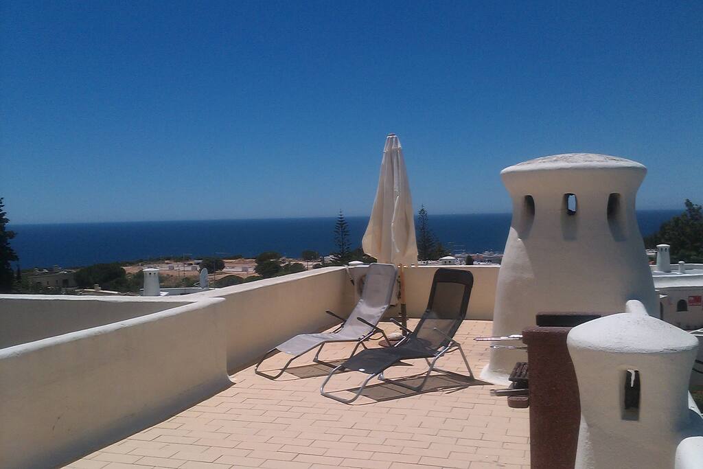 the sunlounguers are already other the barbecue also but the privileged view remains the same