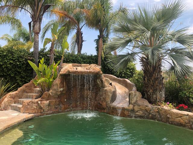 Santa Clarita Tropical Getaway, Six Flags, LA gallery image 3