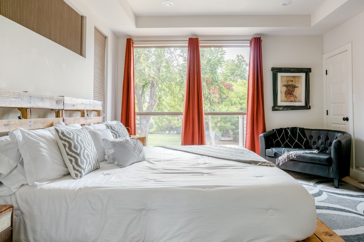 Inviting, Roomy Escape in Hip East Austin with a Garage Gym