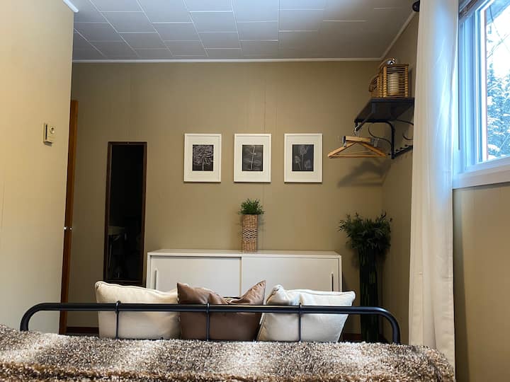 (горно) Апартамент с 4 легла „Willow Suite: Gardenia“ bedrm. Предлага се шкаф за съхранение.  ВИЖТЕ снимките на „Баня 1“ на 3 - те бани в тази стая, които в момента се ремонтират, за да бъдат подобрени до шикозен, модерен санитарен възел.